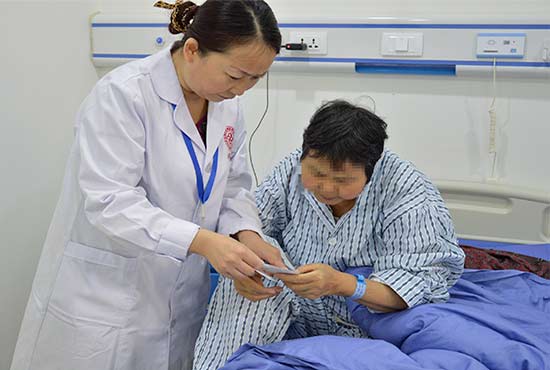 成都风湿医院医护人员细心为患者讲解火车票信息